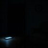 夜の暗い部屋。低いテーブルの上でスマートフォンだけが光っていて、そのそばの椅子には誰も座っていない